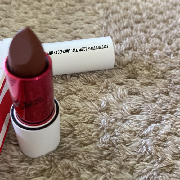 BNIB~UOMA Beauty Badass Icon matte lipstick in Tracy - Picture 3 of 3